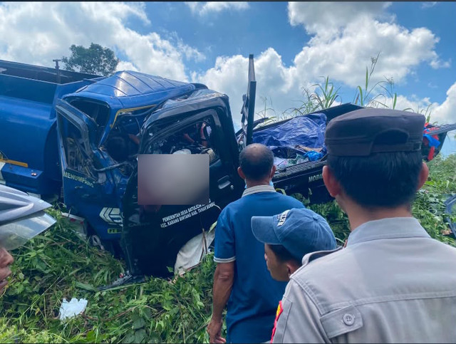 Mobil pikap yang mengangkut rombongan mahasiswa Kuliah Kerja Nyata (KKN) mengalami kecelakaan di Kalimantan Selatan, Sabtu (1/8/2026). Foto: Dok. Istimewa