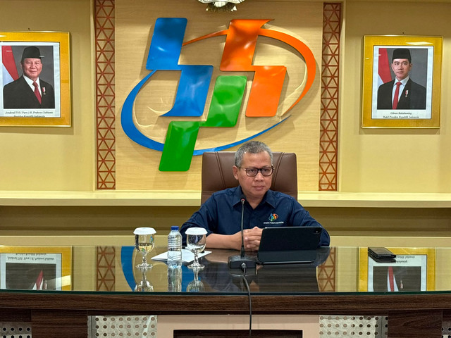 Ateng Hartono, Deputi Bidang Statistik Distribusi dan Jasa BPS dalam konferensi pers di Kantor Pusat BPS, Senin (3/8). Foto: Ave Airiza Gunanto/kumparan