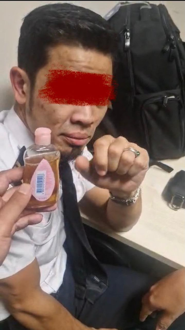Botol berisi urine milik pilot malaysia MSO yang diduga digunakan untuk mengelabui petugas. Foto: Dok. Istimewa