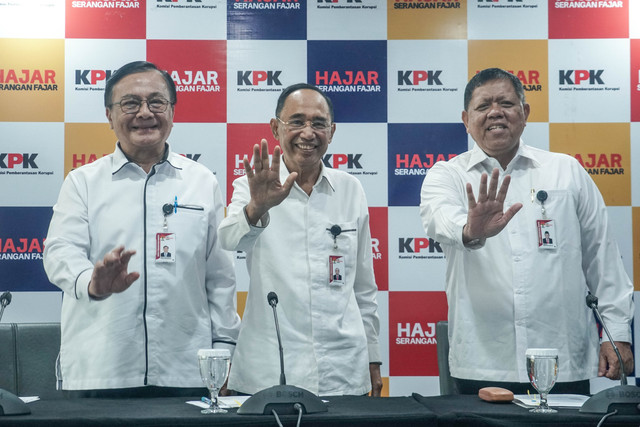 Dewan Pengawas (Dewas) Komisi Pemberantasan Korupsi (KPK) Benny Jozua Mamoto, Gusrizal dan Sumpeno menggelar konferensi pers terkait kinerja semester 1 di Gedung KPK C1, Kuningan, Jakarta, Senin (3/8/2026). Foto: Iqbal Firdaus/kumparan