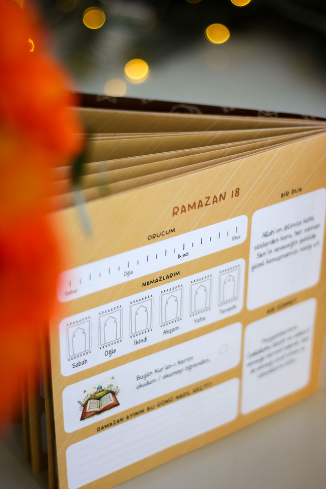 Kalender dan Penanda Waktu Foto by Pexels
