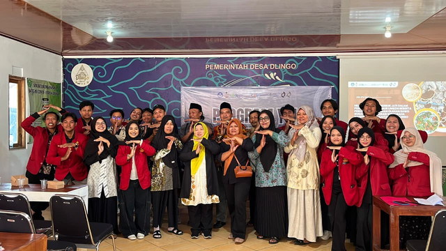 Tim Pelaksana YSI UKM KPM UMY dengan Kelompok Masyarakat melaksanakan sesi dokumentasi sebagai bagian dari akhir penutupan rundown acara Program Sapa Dlingo (Sabtu) 18 Juli 2026. Foto: YSI UKM KPM UMY.