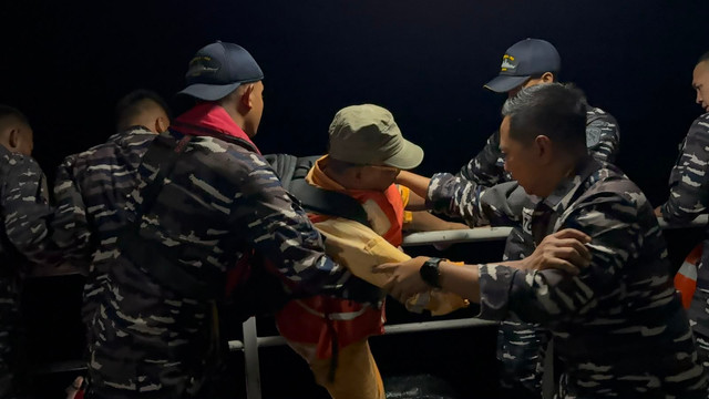 KRI Bung Hatta-370, KRI Nala-363, dan Pesawat Udara Casa U-6206 bantu evakuasi penumpang KM Mutiara Sentosa 2 di perairan utara Sumenep, Madura, Minggu (2/8). Foto: Dok. TNI AL