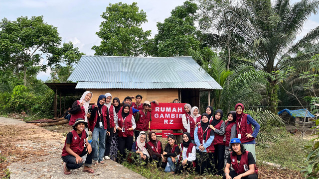 Mahasiswa KKN UNP berfoto di depan Rumah Gambir RZ, mendukung penguatan komoditas gambir Lubuak Alai.