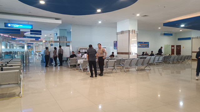 Situasi posko penanganan penumpang KM Mutiara Sentosa 2 di Pelabuhan Tanjung Perak Surabaya, Senin (3/8/2026). Foto: Farusma Okta Verdian/kumparan