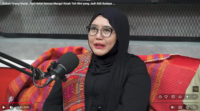 Tangkapan layar Teh Rini saat diwawancarai oleh kru siniar Terbatak-batak (Foto: Dokumentasi).
