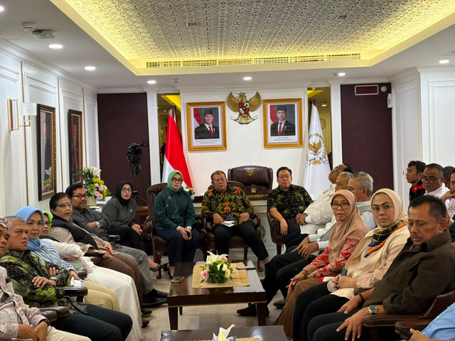 Wakil Ketua DPR, Cucun Ahmad Syamsurijal, bersama pimpinan Komisi IX DPR bertemu dengan 18 pimpinan Konfederasi Buruh terkait RUU Ketenagakerjaan di DPR, Senin (3/8). Foto: Dok. Abid Raihan/Kumparan