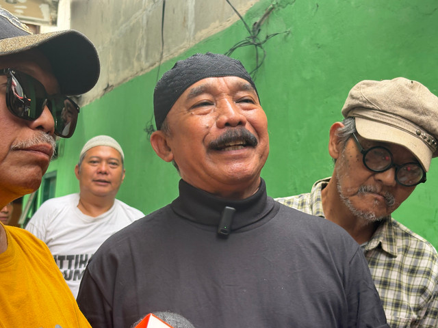 Opie Kumis hadir di rumah duka Diding Boneng di Kelurahan Pegangsaan, Jakarta Pusat, Senin (3/8). Foto: Vincentius Mario/kumparan