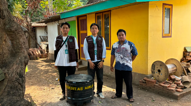 Mahasiswa BBK 8 UNAIR bersama perangkat desa sekaligus perwakilan warga saat peletakan dan penyerahan tempat sampah pembakaran di Dusun Krajan, Desa Banyuglugur. (Foto: Kelompok 2 BBK 8 Banyuglugur)