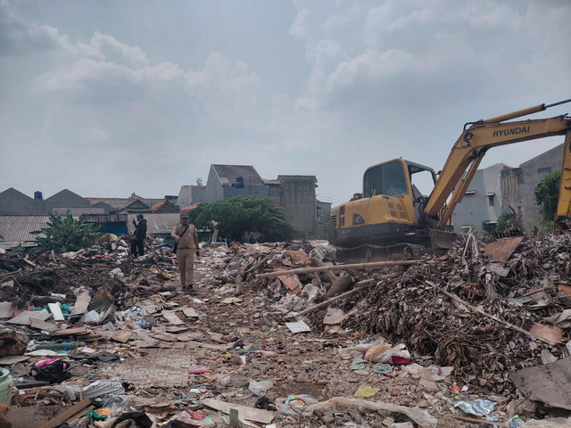 Suasana pembersihan dan pengangkutan material sampah di lokasi eks kebakaran di kawasan Kramat Jati, Jakarta Timur, Senin (3/8). Foto: Dok. Dinas LH DKI