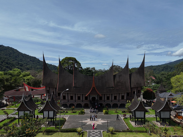 Muslim dan Rumah Gadang. Foto by Pexels.