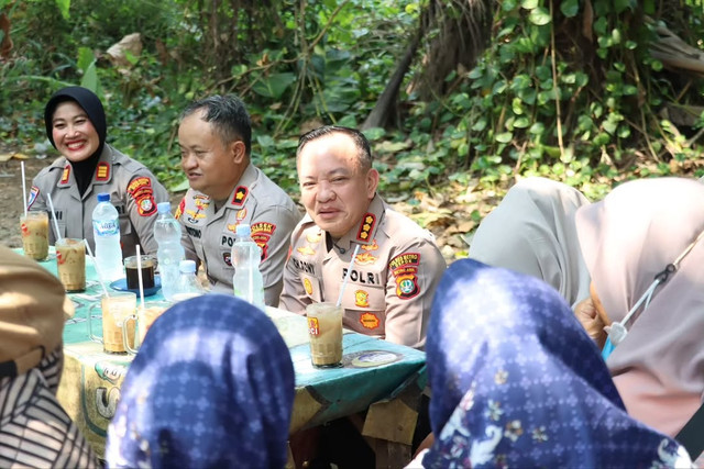 Kapolres Metro Depok Kombes Pol. Dr. Christian Rony Putra saat bertemu ibu-ibu petugas DLH di Depok. Foto: Dok. Istimewa