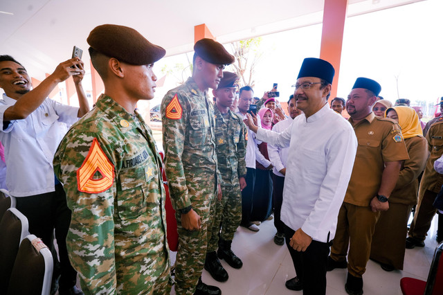 Menteri Sosial Saifullah Yusuf (Gus Ipul) bersama Bupati Gresik Fandi Akhmad Yani tinjau penugasan Taruna Bhakti Nusantara serta MPLS di Sekolah Rakyat Terintegrasi 1 Gresik, Senin (3/8/2026). Foto: Dok. Kemensos