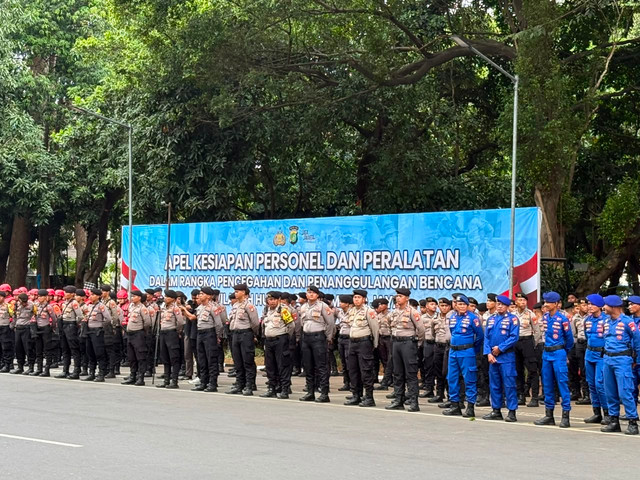 Polda Metro Jaya menggelar apel kesiapan personel dan peralatan untuk penanganan bencana di Jakarta, Senin (3/8/2026). Foto: Rayyan Farhansyah/kumparan