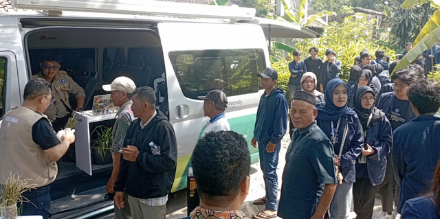 Bawa Laboratorium ke Sawah, IPB University Safari Perdana Mobil Klinik Tanaman