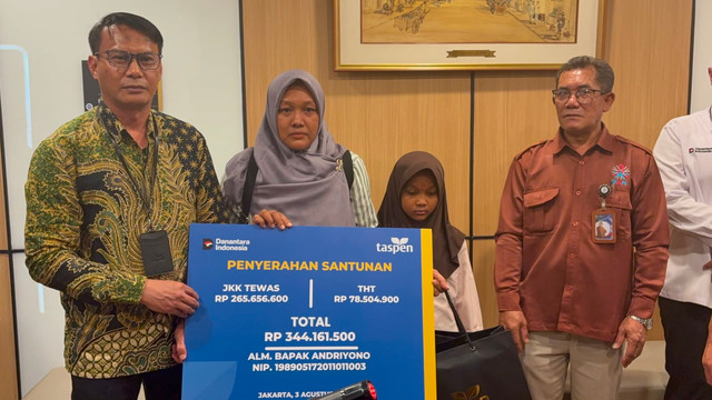 Penyerahan santunan dan kenaikan pangkat luar biasa untuk petugas damkar yang gugur diserahkan oleh Sekda DKI Uus Kuswanto, di Balai Kota, Jakarta, Senin (3/8/2026). Foto: Ratu Shafa/kumparan