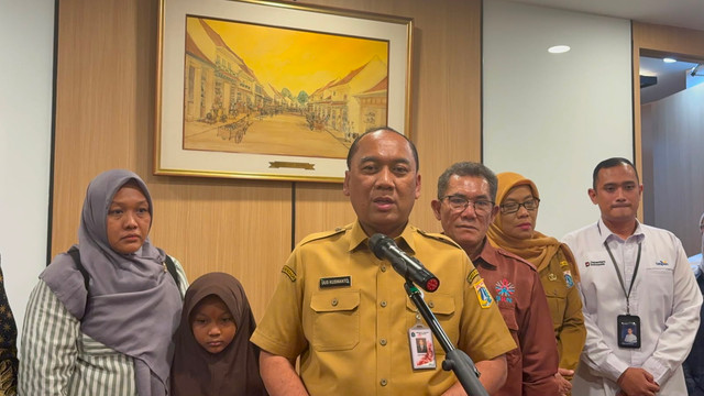 Penyerahan santunan dan kenaikan pangkat luar biasa untuk petugas damkar yang gugur diserahkan oleh Sekda DKI Uus Kuswanto, di Balai Kota, Jakarta, Senin (3/8/2026). Foto: Ratu Shafa/kumparan