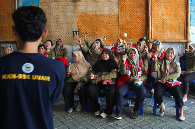 Warga RW 12 Kelurahan Manyar Sabrangan antusias mengikuti sesi post-test interaktif yang dipandu mahasiswa KKN-BBK 8 Universitas Airlangga setelah penyuluhan hipertensi dan diabetes pada Program Cek Kesehatan Gratis (CKG) di Posyandu Asparagus 2, pada Rabu (29/07/2026).
(Foto: Abrianna Indira S.)