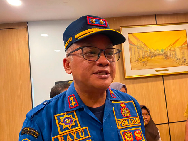 Doorstop Kepala Dinas Gulkarmat DKI Jakarta Bayu Meghantara dalam kegiatan penyerahan santunan petugas damkar yang gugur saat bertugas di Balai Kota DKI Jakarta, Senin (3/8/2026). Foto: Ratu Shafa/kumparan