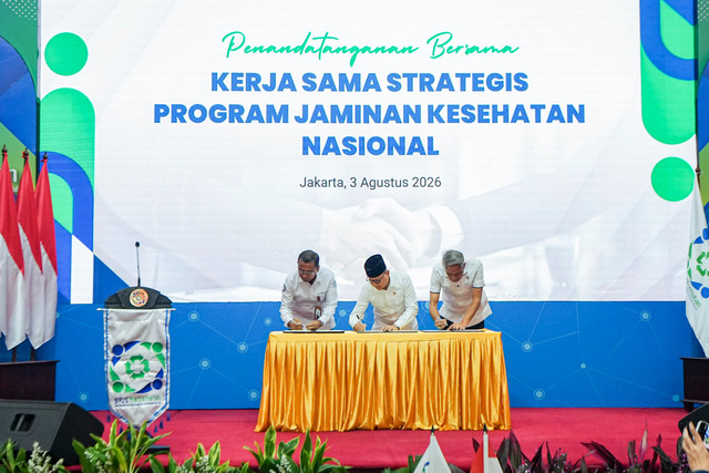 Wamensos Agus Jabo Priyono dan Dirut BPJS Kesehatan Prihati Pujowaskito tandatangani MoU integrasi data penerima PBI JK dan sinergi program jaminan kesehatan di Jakarta, Senin (3/8/2026). Foto: Dok. Kemensos