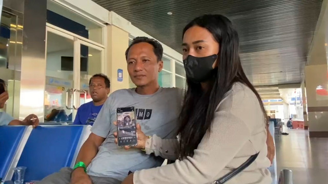 Pasangan suami istri (pasutri) asal Prigen, Pasuruan, Ari Hidayat (47) dan Denik Rohana (31), korban selamat kebakaran KM Mutiara Sentosa 2 saat di Pelabuhan Tanjung Perak, Surabaya, Senin (3/8/2026). Foto: Farusma Okta Verdian/kumparan