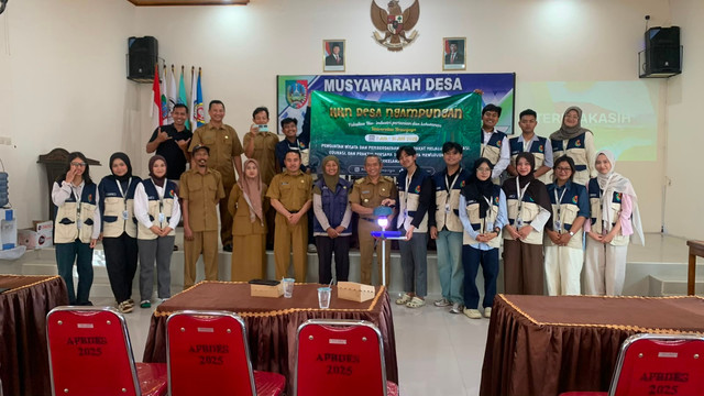 Mahasiswa KKN FBiPK UB Kenalkan Light Trap, Solusi Pengendalian Hama Padi 