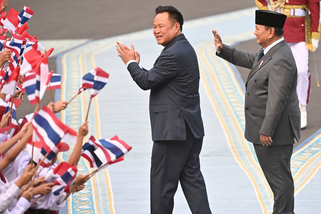 Presiden Prabowo Subianto (kanan) bersama Perdana Menteri Thailand Anutin Charnvirakul (kedua kanan) melambaikan tangan ke arah pelajar saat saat upacara penyambutan kenegaraan di Istana Merdeka, Jakarta, Senin (3/8/2026).  Foto: Hafidz Mubarak A/ANTARA FOTO