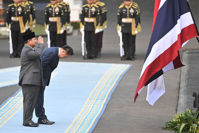 Presiden Prabowo Subianto (kiri) bersama Perdana Menteri Thailand Anutin Charnvirakul (kedua kiri) melakukan penghormatan pada bendera saat upacara penyambutan kenegaraan di Istana Merdeka, Jakarta, Senin (3/8/2026).  Foto: Hafidz Mubarak A/ANTARA FOTO