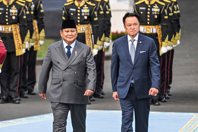 Presiden Prabowo Subianto (tengah) bersama Perdana Menteri Thailand Anutin Charnvirakul (kanan) memeriksa pasukan saat upacara penyambutan kenegaraan di Istana Merdeka, Jakarta, Senin (3/8/2026). Foto: Hafidz Mubarak A/ANTARA FOTO