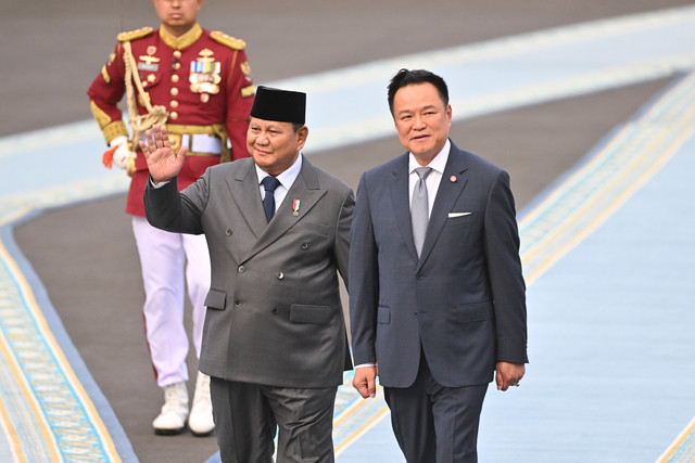 Presiden Prabowo Subianto (kedua kanan) jalan bersama Perdana Menteri Thailand Anutin Charnvirakul (kanan) saat upacara penyambutan kenegaraan di Istana Merdeka, Jakarta, Senin (3/8/2026). Foto: Hafidz Mubarak A/ANTARA FOTO