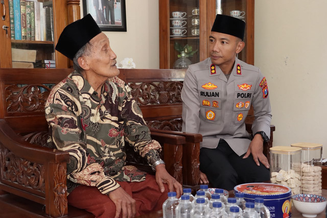 Kapolres Malang saat bersilaturahmi ke rumah sejumlah tokoh agama. Foto: Dok. Humas Polres Malang