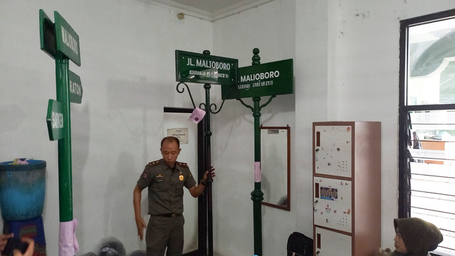 Satpol PP Kota Yogyakarta menertibkan tujuh plang bertuliskan 'Malioboro' milik fotografer, Senin (3/8/2026). Foto: Dok. Istimewa