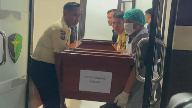 Salah satu jenazah korban kebakaran KM Mutiara Sentosa 2 di RS Bhayangkara Surabaya, Senin (3/8/2026). Foto: Farusma Okta Verdian/kumparan