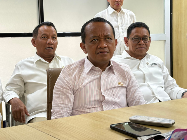Menteri Energi dan Sumber Daya Mineral (ESDM), Bahlil Lahadalia, saat bertemu dengan wartawan di kantor Kementerian ESDM, Jakarta, Senin (3/8/2026). Foto: Nur Pangesti/kumparan