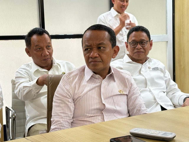Menteri Energi dan Sumber Daya Mineral (ESDM), Bahlil Lahadalia, saat bertemu dengan wartawan di kantor Kementerian ESDM, Jakarta, Senin (3/8/2026). Foto: Nur Pangesti/kumparan