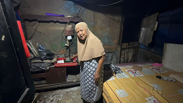 Nenek Hartati (61) korban perampokan di rumahnya di Kampung Pisangan, Jalan Makmur, RT01/RW04, Penggilingan, Cakung, Jakarta Timur, Senin (3/8/2026). Foto: Zahira Hilman/kumparan
