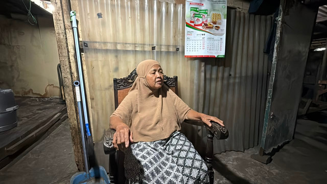 Nenek Hartati (61) korban perampokan di rumahnya di Kampung Pisangan, Jalan Makmur, RT01/RW04, Penggilingan, Cakung, Jakarta Timur, Senin (3/8/2026). Foto: Zahira Hilman/kumparan
