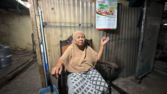 Nenek Hartati (61) korban perampokan di rumahnya di Kampung Pisangan, Jalan Makmur, RT01/RW04, Penggilingan, Cakung, Jakarta Timur, Senin (3/8/2026). Foto: Zahira Hilman/kumparan