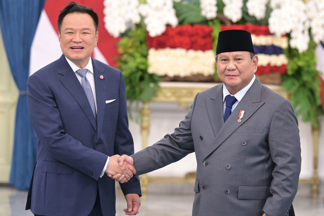Presiden Prabowo Subianto (kanan) berjabat tangan dengan Perdana Menteri (PM) Thailand Anutin Charnvirakul (kiri) saat kunjungan kenegaraan di Istana Merdeka, Jakarta, Senin (3/8/2026). Foto: Galih Pradipta/ANTARA FOTO