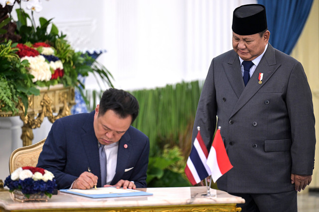 Presiden Prabowo Subianto (kanan) menyaksikan Perdana Menteri (PM) Thailand Anutin Charnvirakul menandatangani buku tamu saat kunjungan kenegaraan di Istana Merdeka, Jakarta, Senin (3/8/2026). Foto: Galih Pradipta/ANTARA FOTO