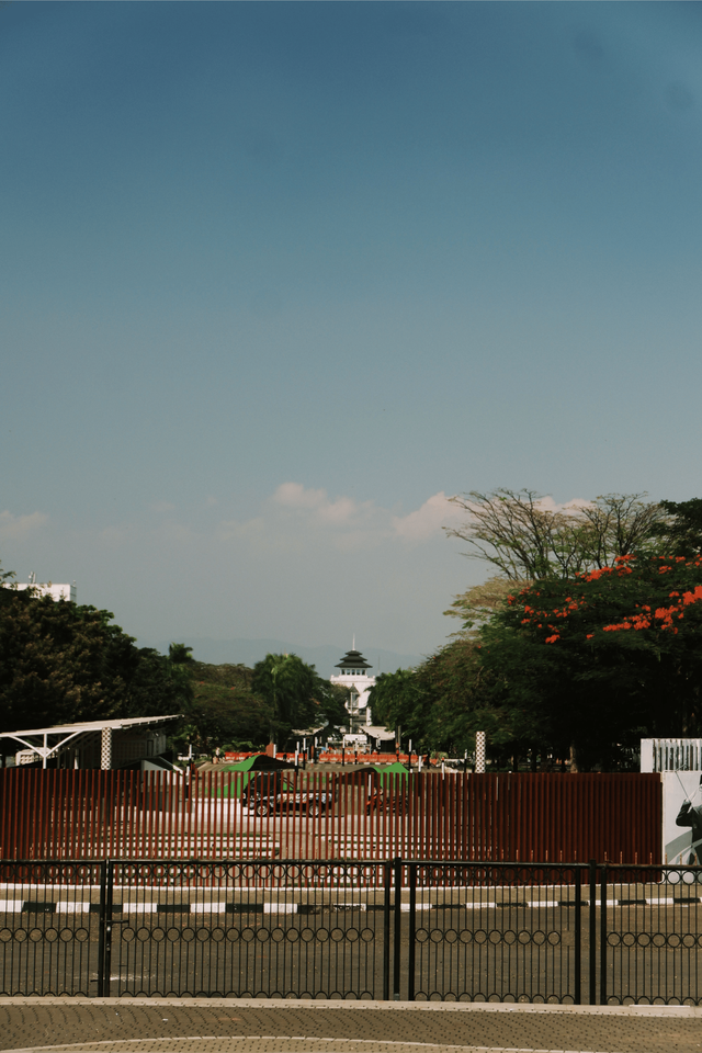 Pagar pengaman yang membatasi area ruang publik. Foto: pexels.com/Nurul Sakinah Ridwan