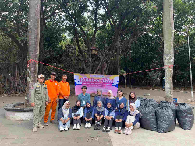 Ilustrasi aksi bersih-bersih lingkungan bersama petugas PPSU dalam program "Satu Hari Bersama Pahlawan" di Kota Bekasi. Foto: Dokumentasi pribadi.