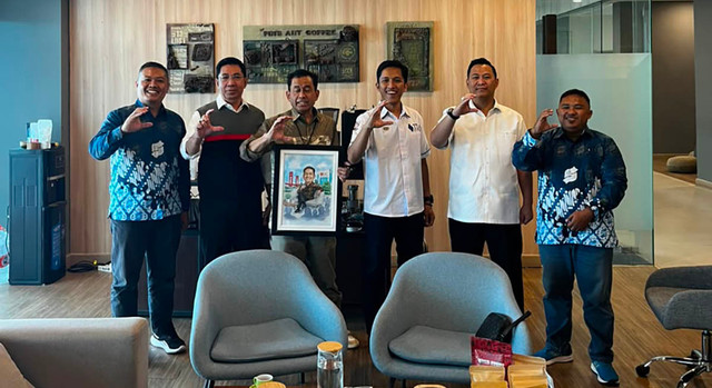 Presiden TDA 9.0 Ferdian Brilian bersama Kepala Kantor OJK Sumatera Selatan Arifin Susanto, pengurus TDA Palembang, dan perwakilan Pemprov Sumsel dalam pertemuan kolaborasi kewirausahaan di Palembang, Rabu, 29 Juli 2026.foto/dok