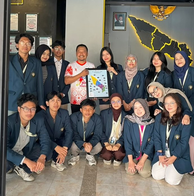 Foto Penyerahan Peta UMKM Desa bersama Sekretaris Desa dan mahasiswa KKN FSTeM Universitas Brawijaya, Malang di Desa Kranggan.