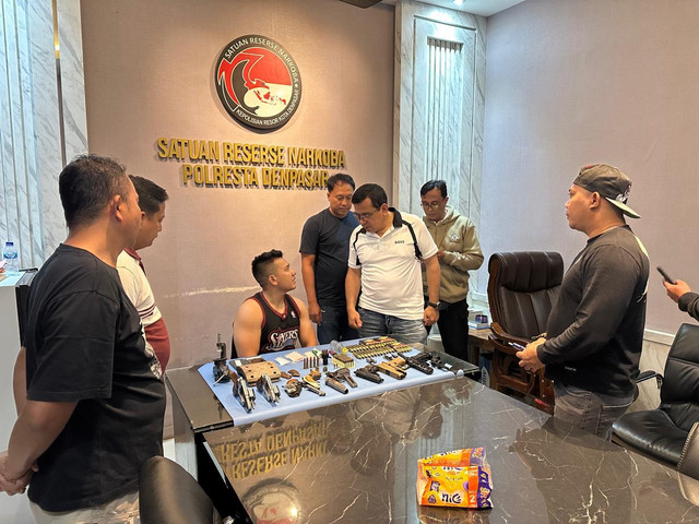 Pria di Denpasar, Bali, ditangkap polisi terkait kasus narkoba. Polisi juga menemukan sejumlah senjata api dalam penangkapan tersebut. Dok Humas Polresta Denpasar