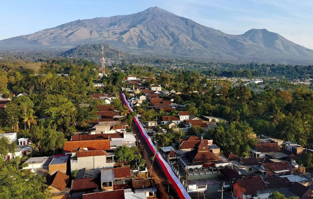 Bendera raksasa merah putih terpasang di permukiman kaki Gunung Arjuno. Foto: Dok. Istimewa