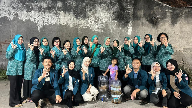 Dokumentasi TIM II KKN Tematik IDBU 30 Undip bersama Ibu-Ibu PKK RW 05 Desa Sriwulan.