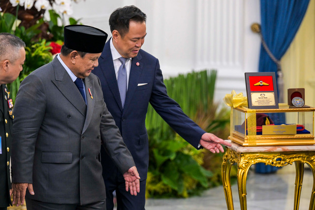 Presiden Prabowo Subianto (kiri) disaksikan PM Thailand Anutin Charnvirakul (kanan) melihat anugerah baret merah dan lencana kehormatan dari Pasukan Khusus Angkatan Darat Thailand usai keterangan pers di Istana Merdeka, Jakarta, Senin (3/8/2026). Foto: Galih Pradipta/ANTARA FOTO