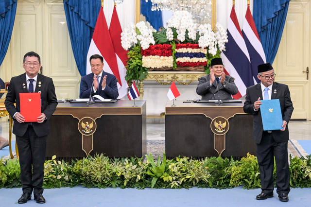 Presiden Prabowo Subianto (2 kanan) dan PM Thailand Anutin Charnvirakul (2 kiri) menyaksikan Mendikdasmen Abdul Mu'ti (kanan) dan Menteri Pendidikan Thailand Prasert Jantararuangtong (kiri) menyerahkan MoU pendidikan di Jakarta, Senin (3/8/2026). Foto: Galih Pradipta/ANTARA FOTO