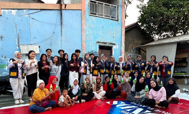 Sesi Foto Bersama Sosialisasi Pembuatan Sabun Cuci Piring